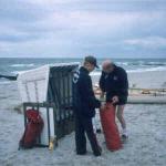 Ruderer beim trocken legen am Strand
