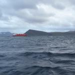 Ruderboot  mit Tanker bei Mageroya Porsangen 2012