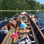 Ruderer außerhalb des Bootes- Badepause finnland 2014