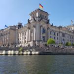 Reichstag mit Ruderbooten 2019