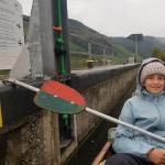 Johanna wartet vor der Schleuse Mosel 2019