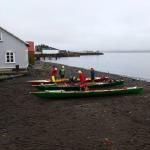 Island Nordfjord Neskaupstadur Inrigger Ruderboote am schwarzen Strand 2022