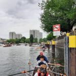 Berliner Innenstadt 2022 Ruderboote vor der Mühlendammschleuse