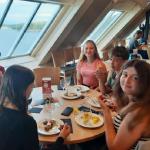 Jugend beim Abendessen auf der Silja Fähre 2022