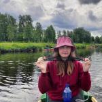 Melina mit Mückennetz auf dem Ivalojoki 2022