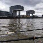 Köln Durchfahrt mit dem Ruderboot Silvester 2022