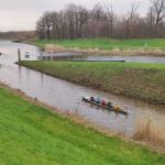 Ruderboote kommen aus der Schleuse Cosel 2024